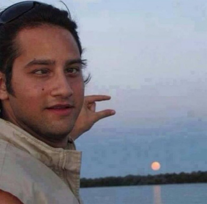 Can you please photoshop the sun between my fingers?